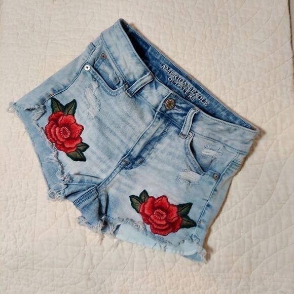 American Eagle Flower cut offs - Picture 1 of 3